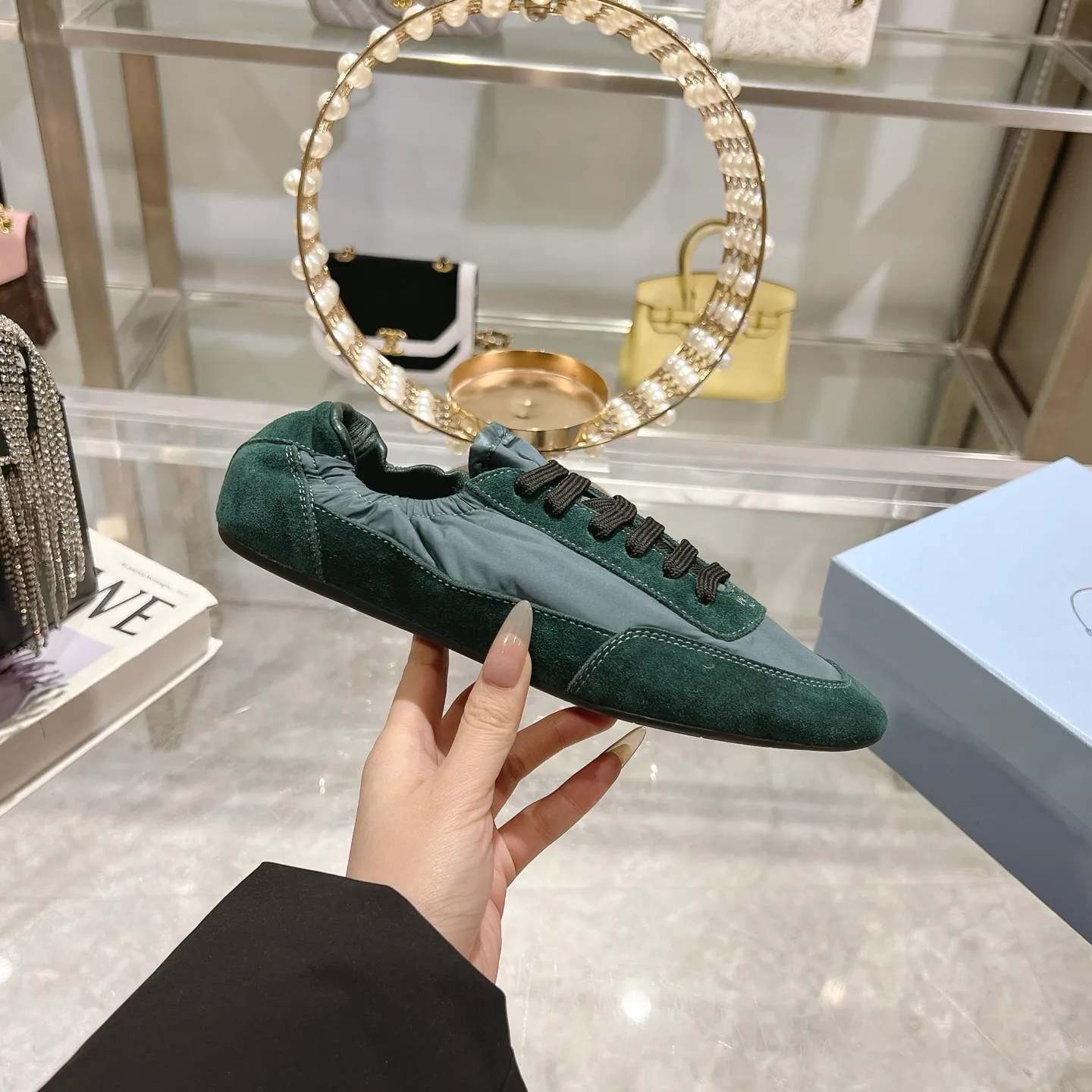 👟👟Ex-factory price 520👟👟Men's size +10 Couple style🎆Prada's new moral training shoes. The upper is suede with texture, and the inner sheepskin is wrapped. It is soft and waxy🎆The insole is thickened with lambskin. It is extremely comfortable to step on, has a sense of support, and feels well wrapped. The shoe shape is full of wrapping, light and easy to wear. A practical casual shoe that makes your legs appear taller! White is clean and refreshing, needed all year round, and can be easily worn with skirts and pants. Upper: imported suede/original molded fabric. Lining: sheepskin. Outsole: rubber outsole! Code number: 35-41 Color: burgundy blue brown green dark green yellow black red gray 9 colors available